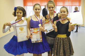 Дети с призами и наградами